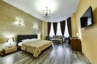 Гостиница Аллегро на Лиговском Санкт-Петербург Большая комната с дополнительной мягкой мебелью-1