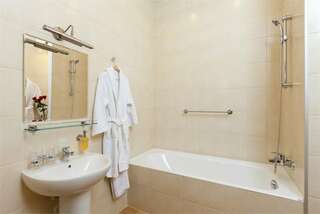 Гостиница Аллегро на Лиговском Санкт-Петербург Большая комната с дополнительной мягкой мебелью-15